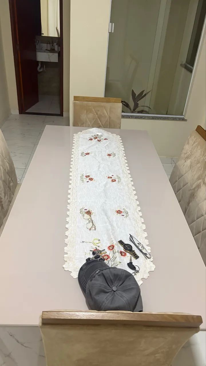 Mesa de madeira com 6 cadeiras  - Foto 2