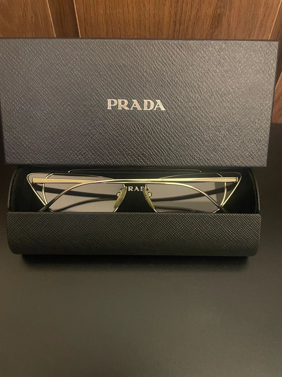 Óculos Prada metálico 
