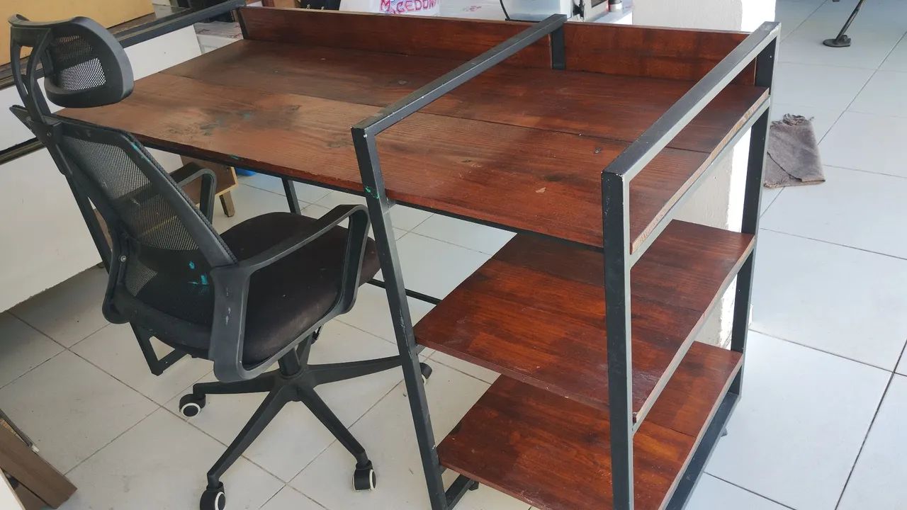 MESA DE ESCRITÓRIO COM CADEIRA 