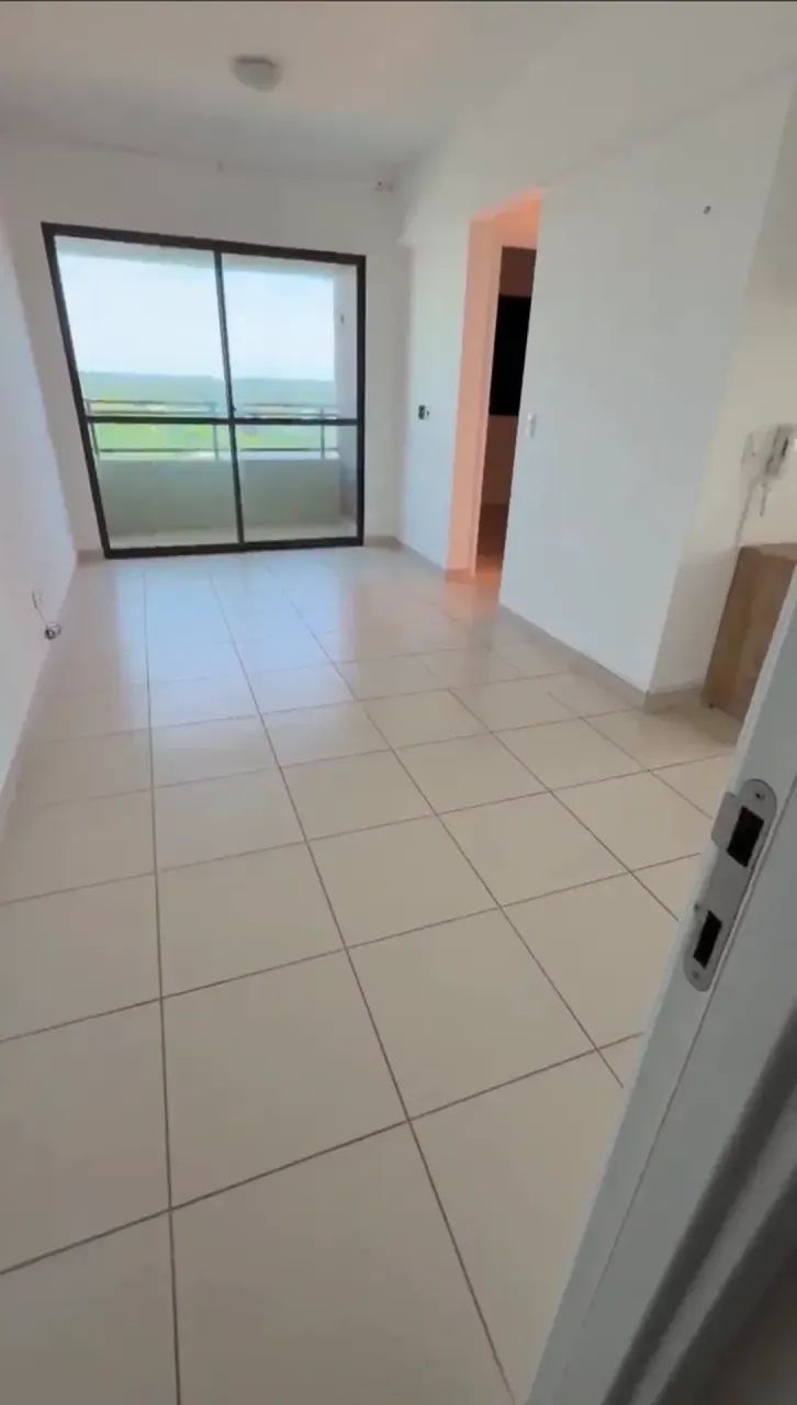 Aluga-se Áurea Guedes 2/4 com varanda e garagem coberta