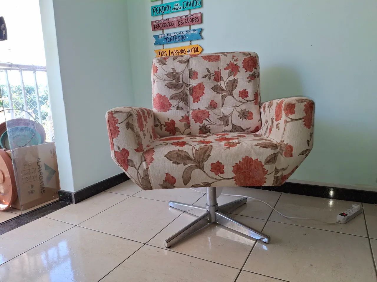 Poltrona  Decorativa  Giratória.            Semi nova 