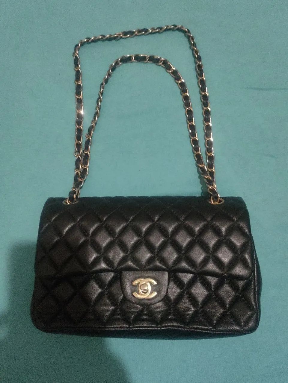 BOLSA ESTILO CLÁSSICA CHANEL, PRETA COM CORRENTE DOURADA - Foto 2