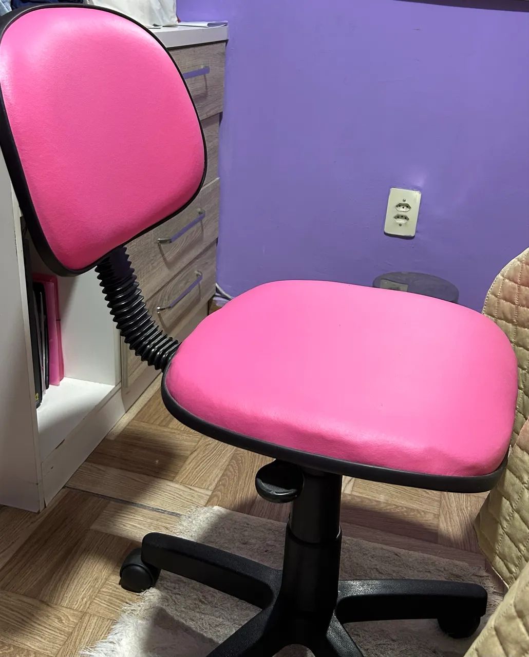 Cadeira de escritório estilo secretária, giratória na cor rosa