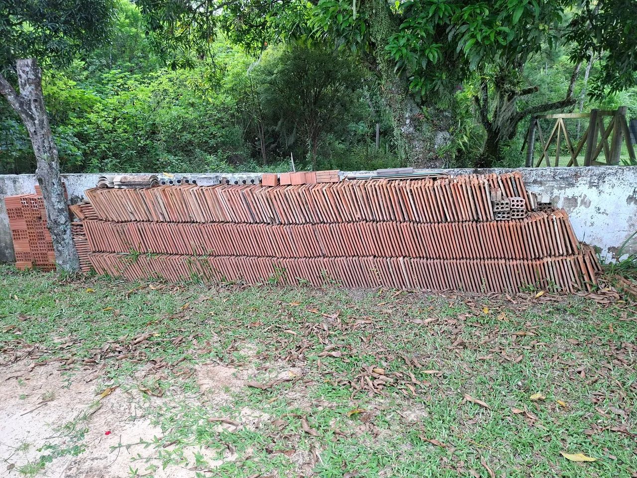 Vendo 700 telhas portuguesas