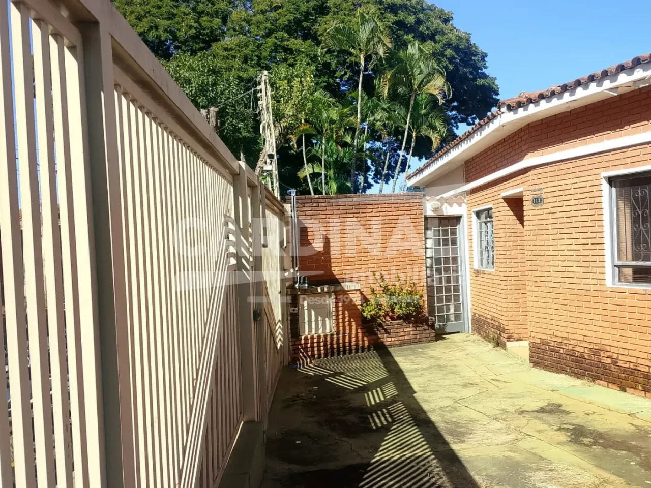 Casa com excelente localização, próximo à Unimed.