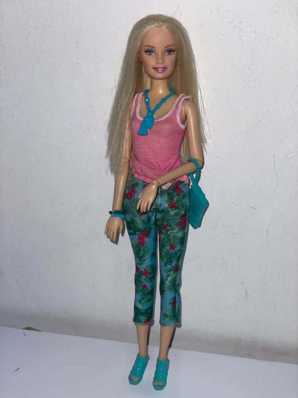 Boneca Barbie antiga mattel em corpo articulado