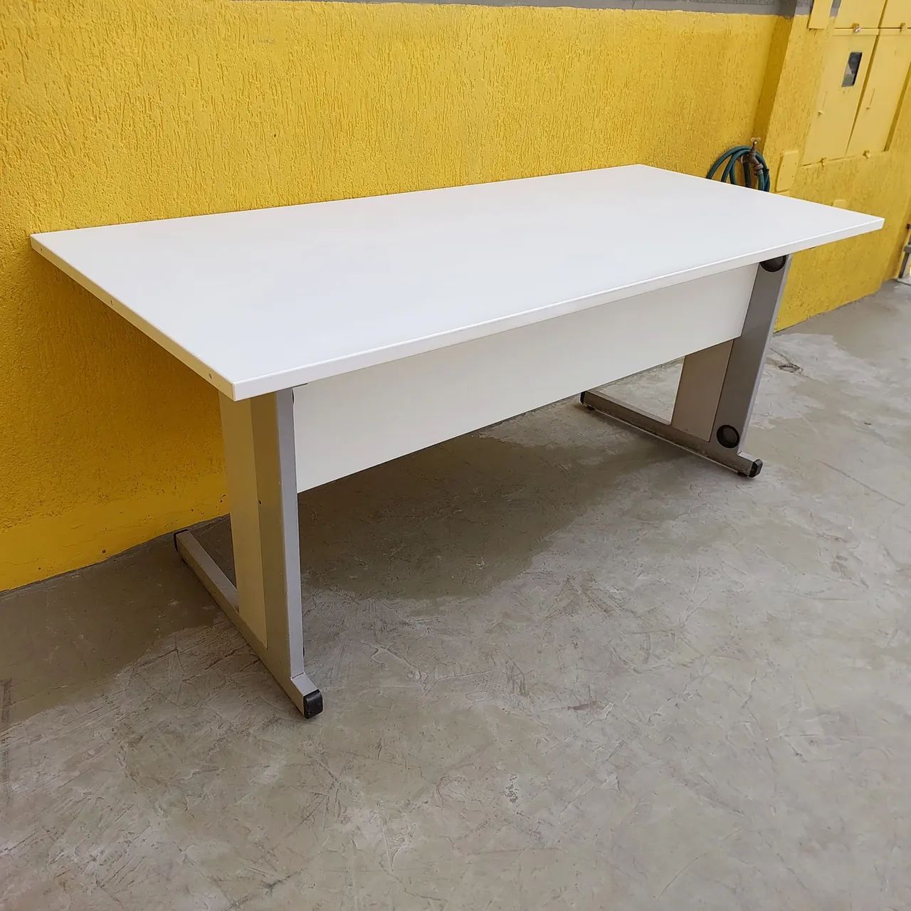 Mesa escritório reta funcional  - Foto 5