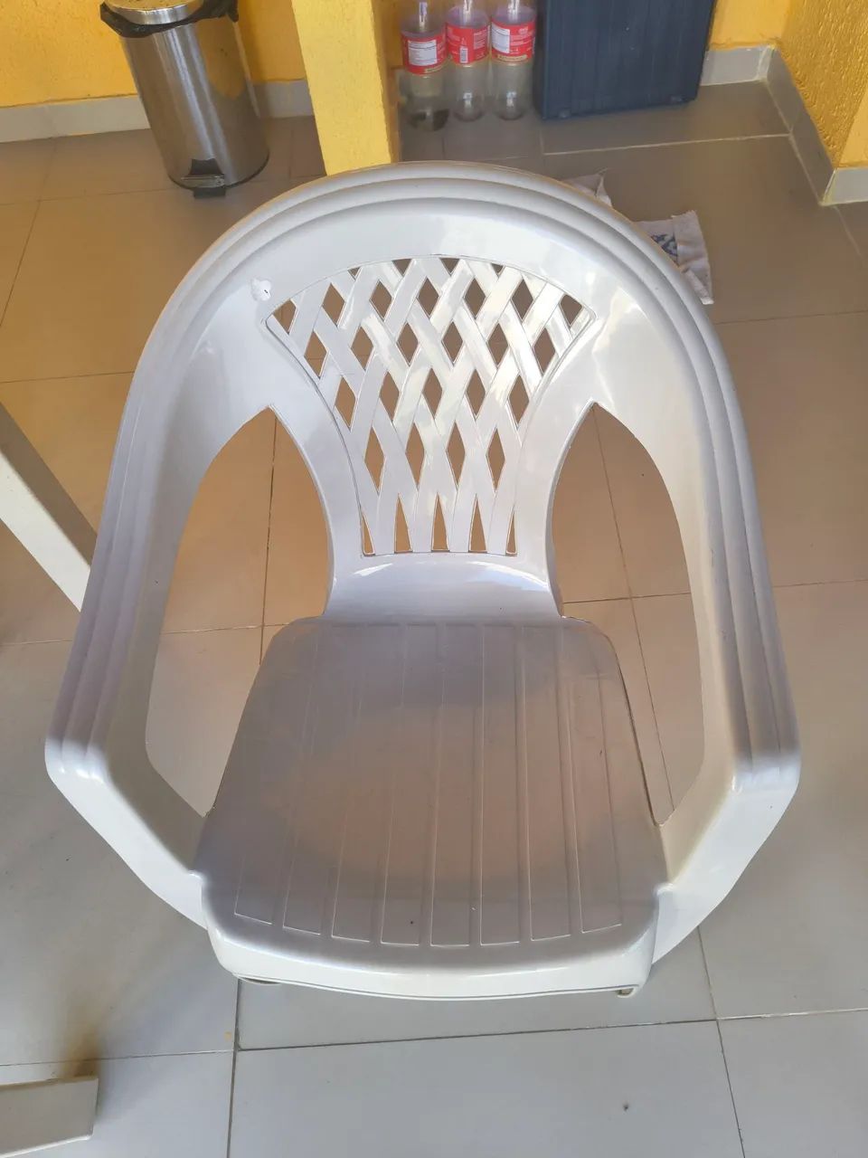 Conjunto mesa com 6 cadeiras de plástico - Foto 3