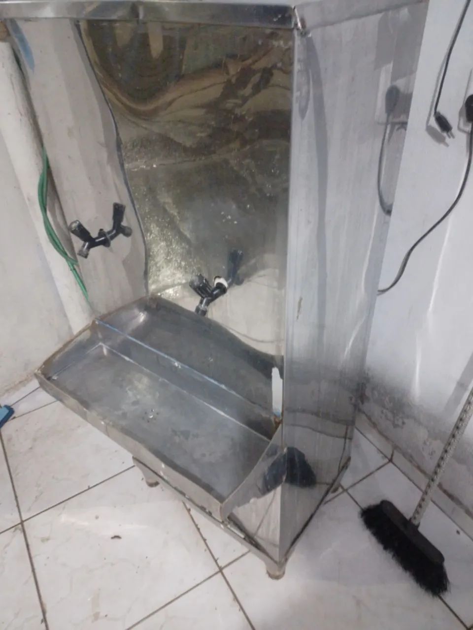 Bebedouro industrial de inox funciona normal 