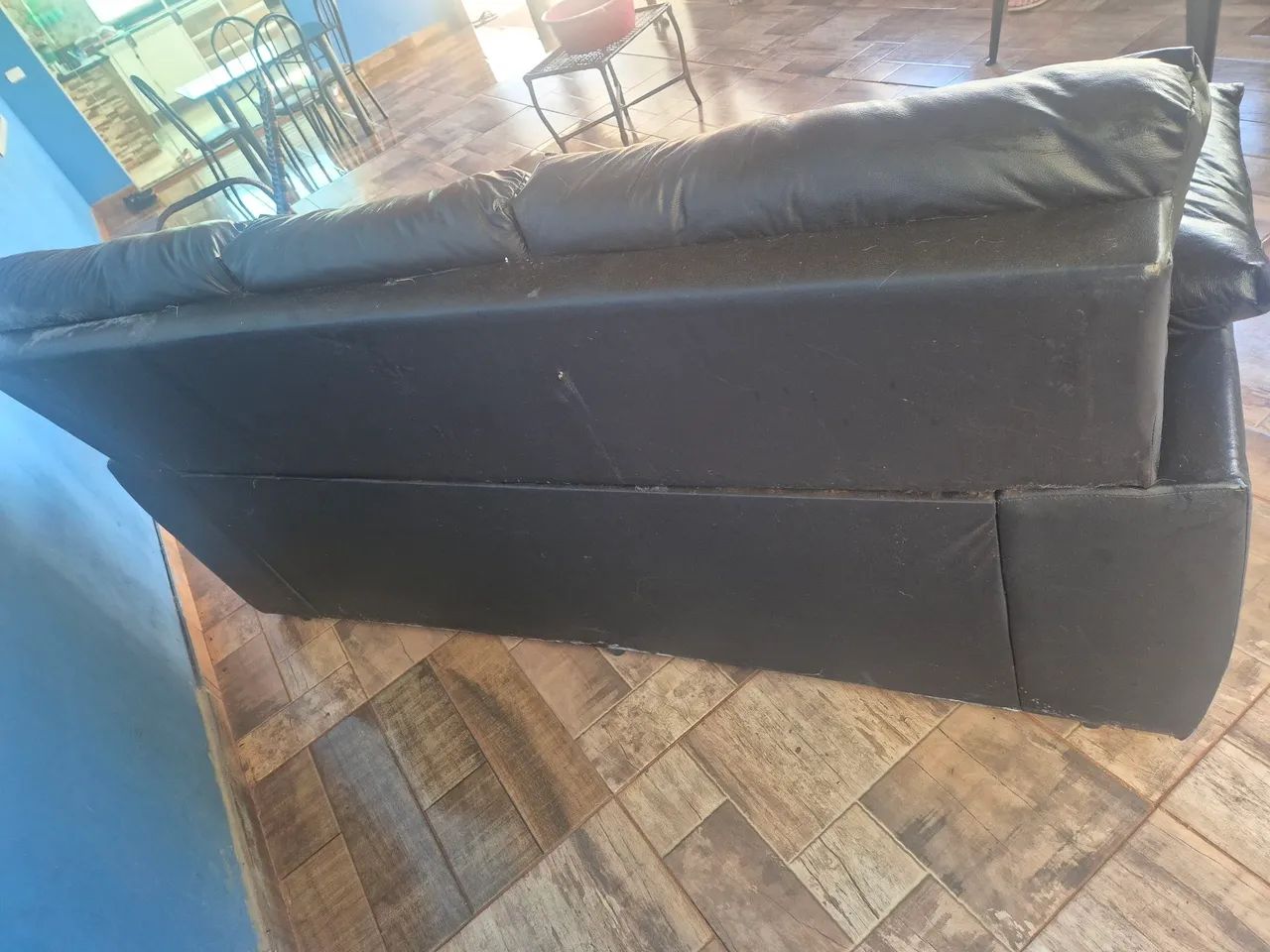 Vendo sofá no courino com detalhes R$350.00 - Foto 4