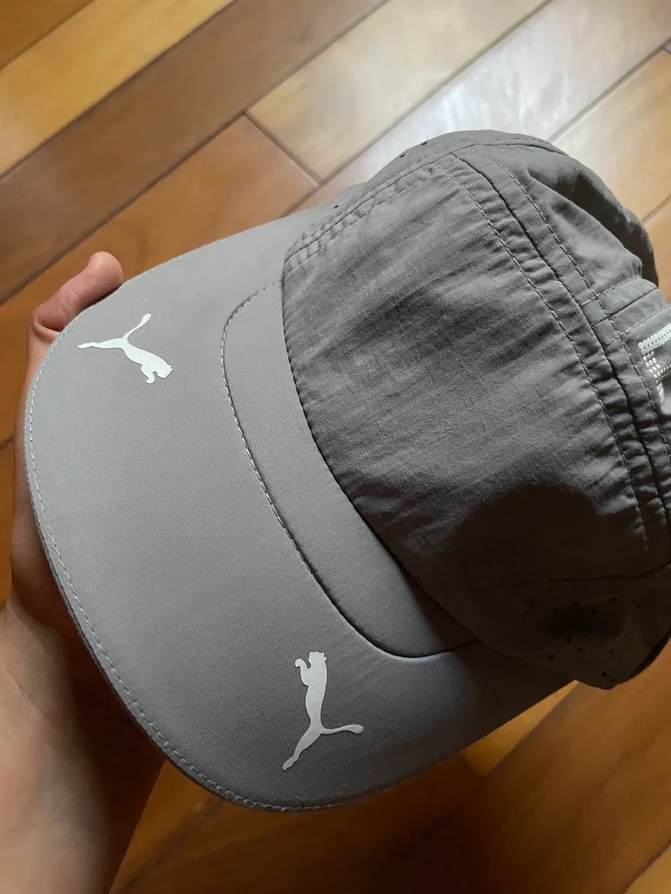 Boné Puma x Pleasures 5 Panel Cinza  - Foto 4