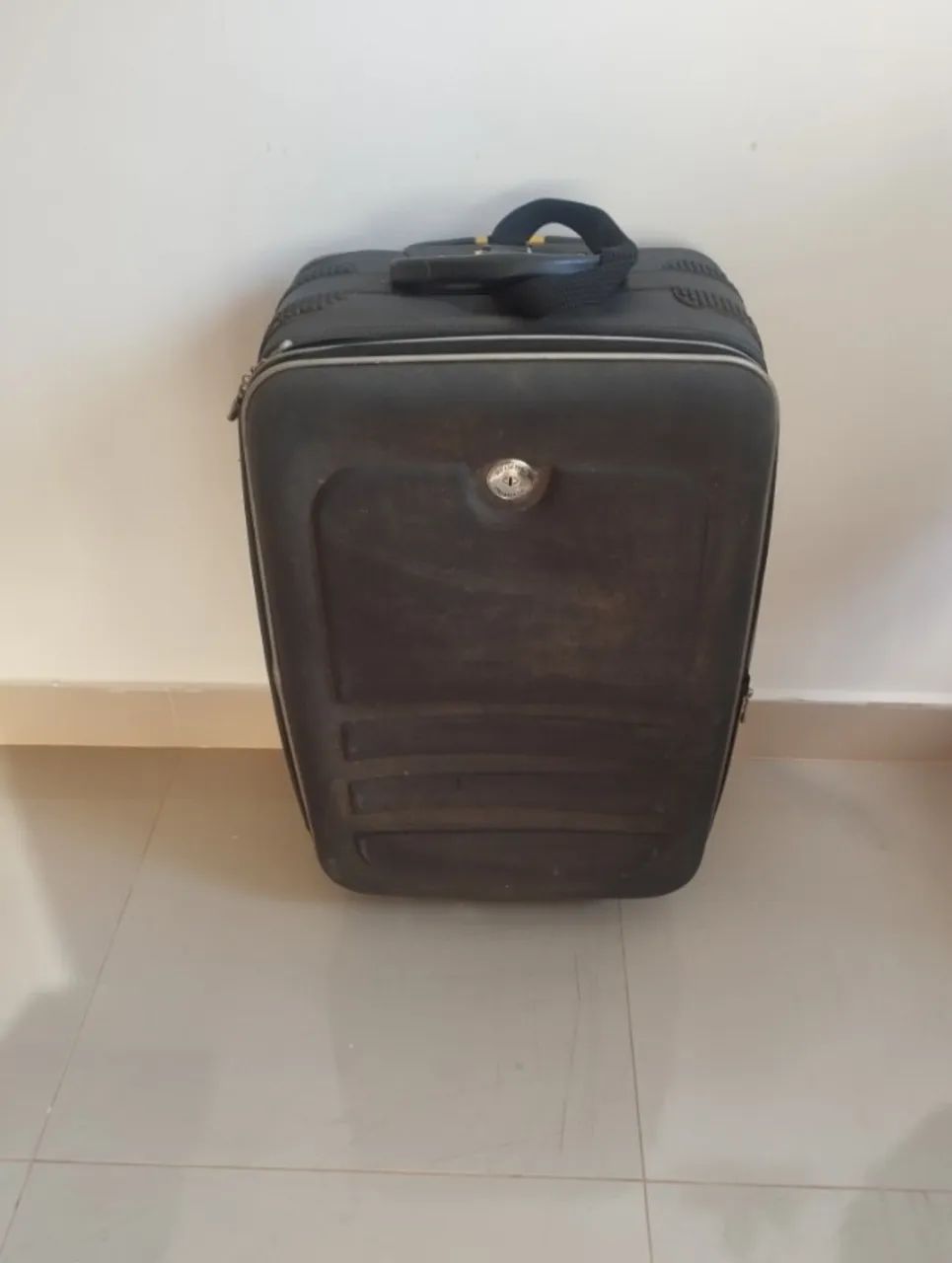 MALA DE VIAGEM PRETA SEMIRRÍGIDA