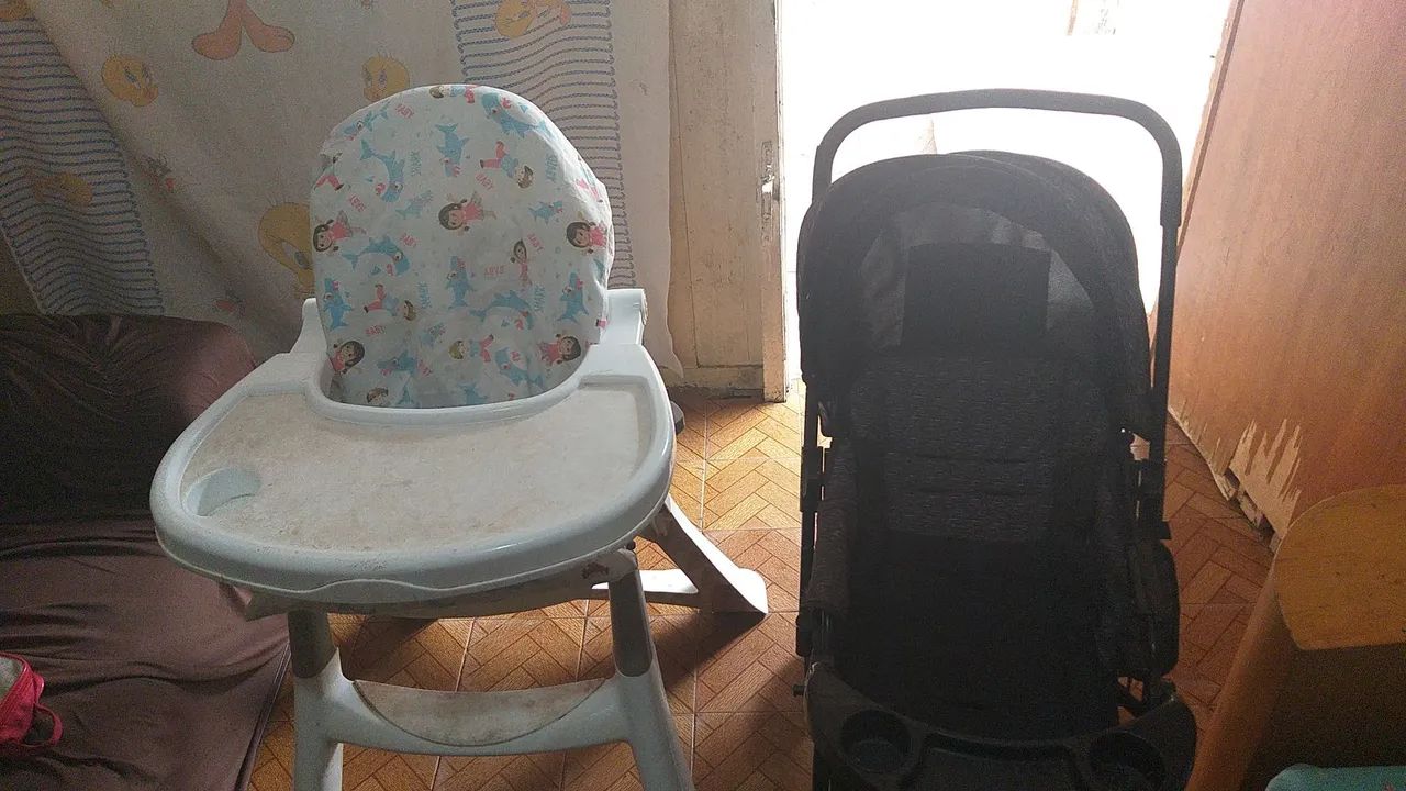 Vendo cadeirinha de alimentação e carinho de bebê  - Foto 2