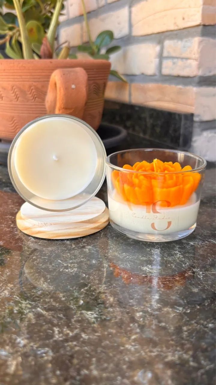 Vela aromática com flor  - Foto 4