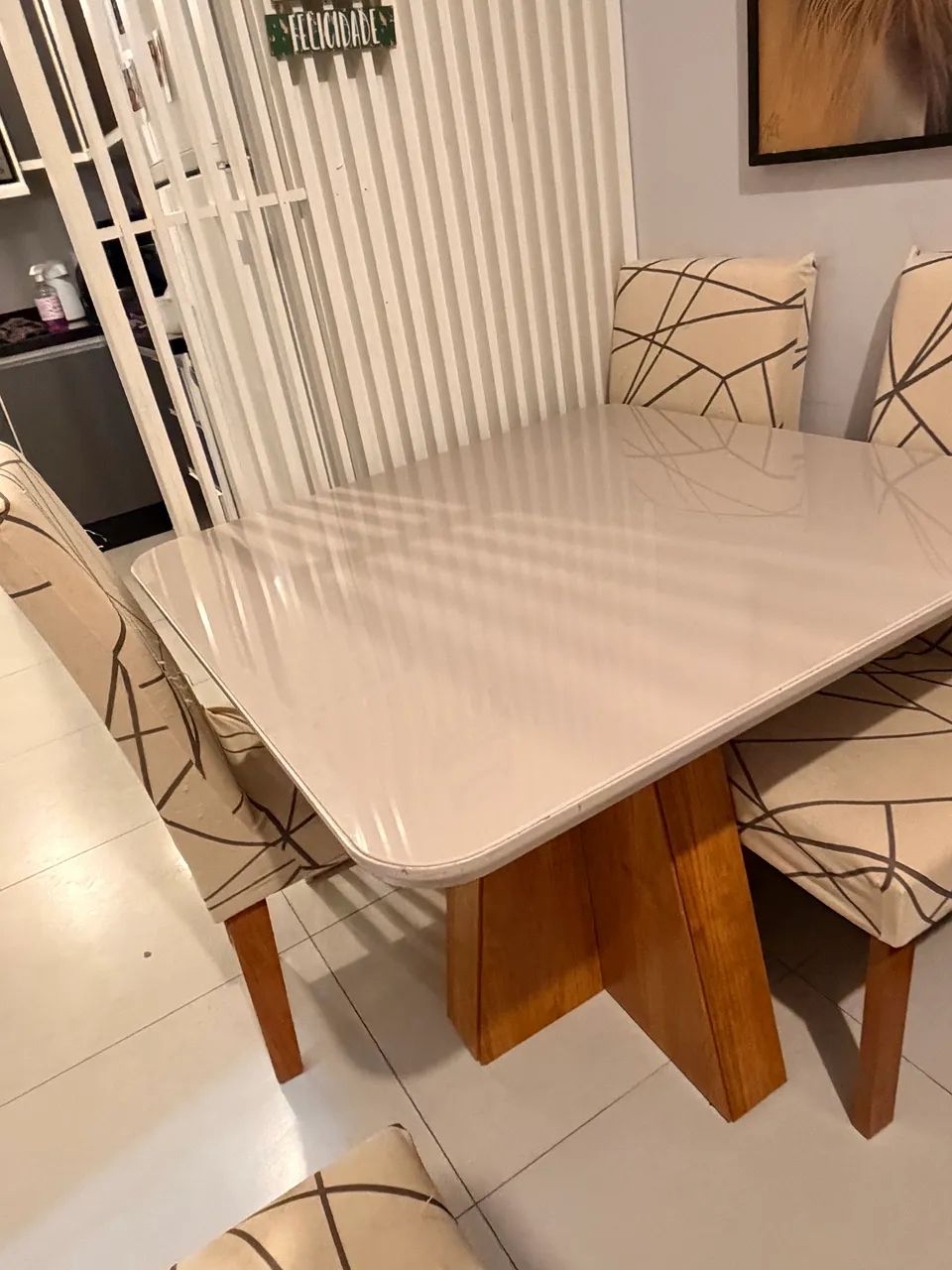 Mesa com 4 cadeiras 