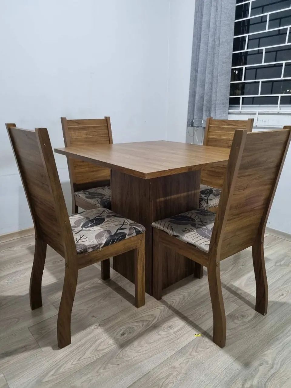 MESA COM 4 CADEIRAS
