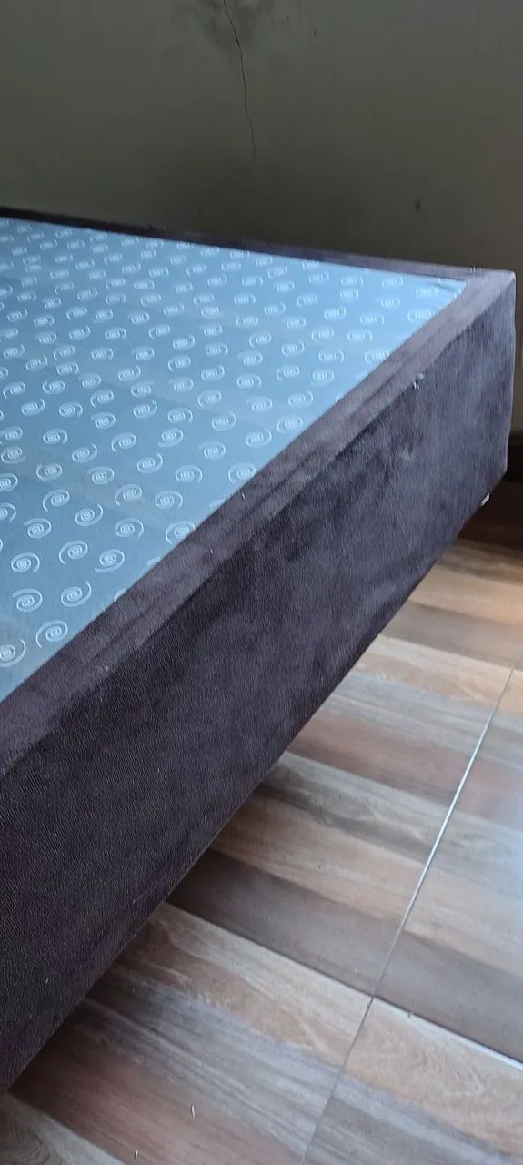 Cama box sem colchão.