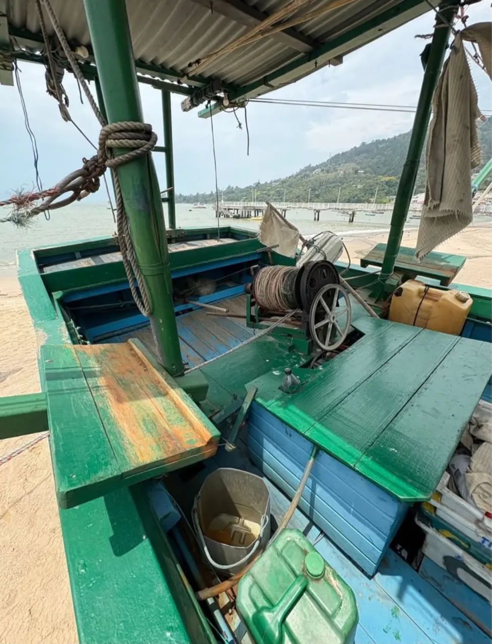 VENDE-SE BOTE DE PESCA COM LICENÇA DE ARRASTO CAMARÃO - Foto 4