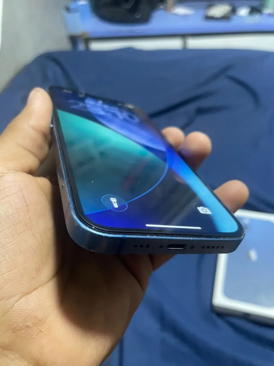 Vendo iPhone 13 azul com caixa  - Foto 3