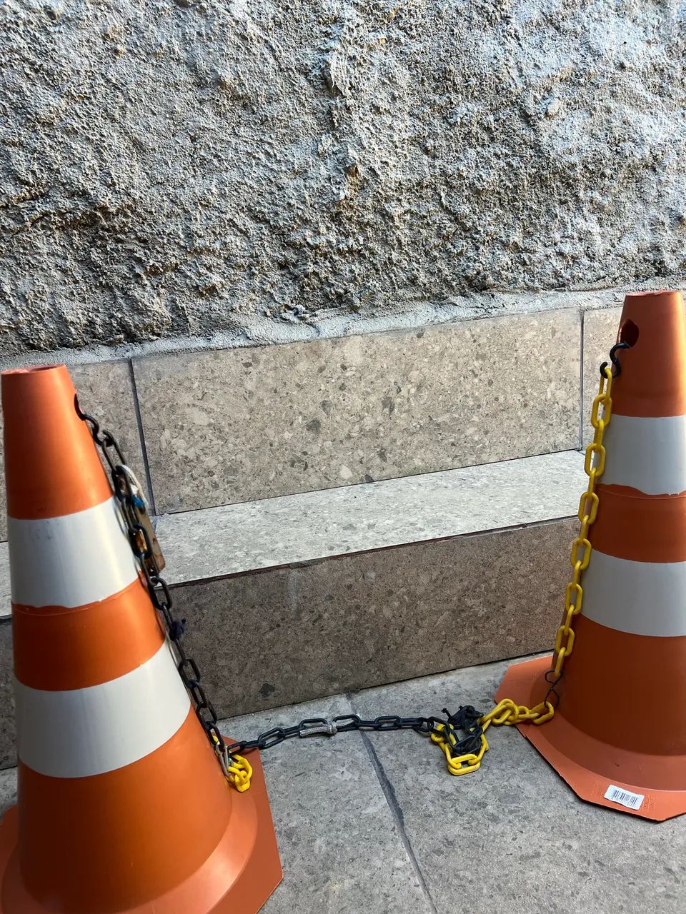 Cone com correntes removíveis 