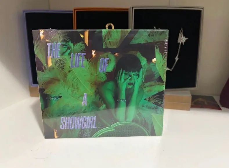 The life of a showgirl deluxe its rapturous - CDs, DVDs etc