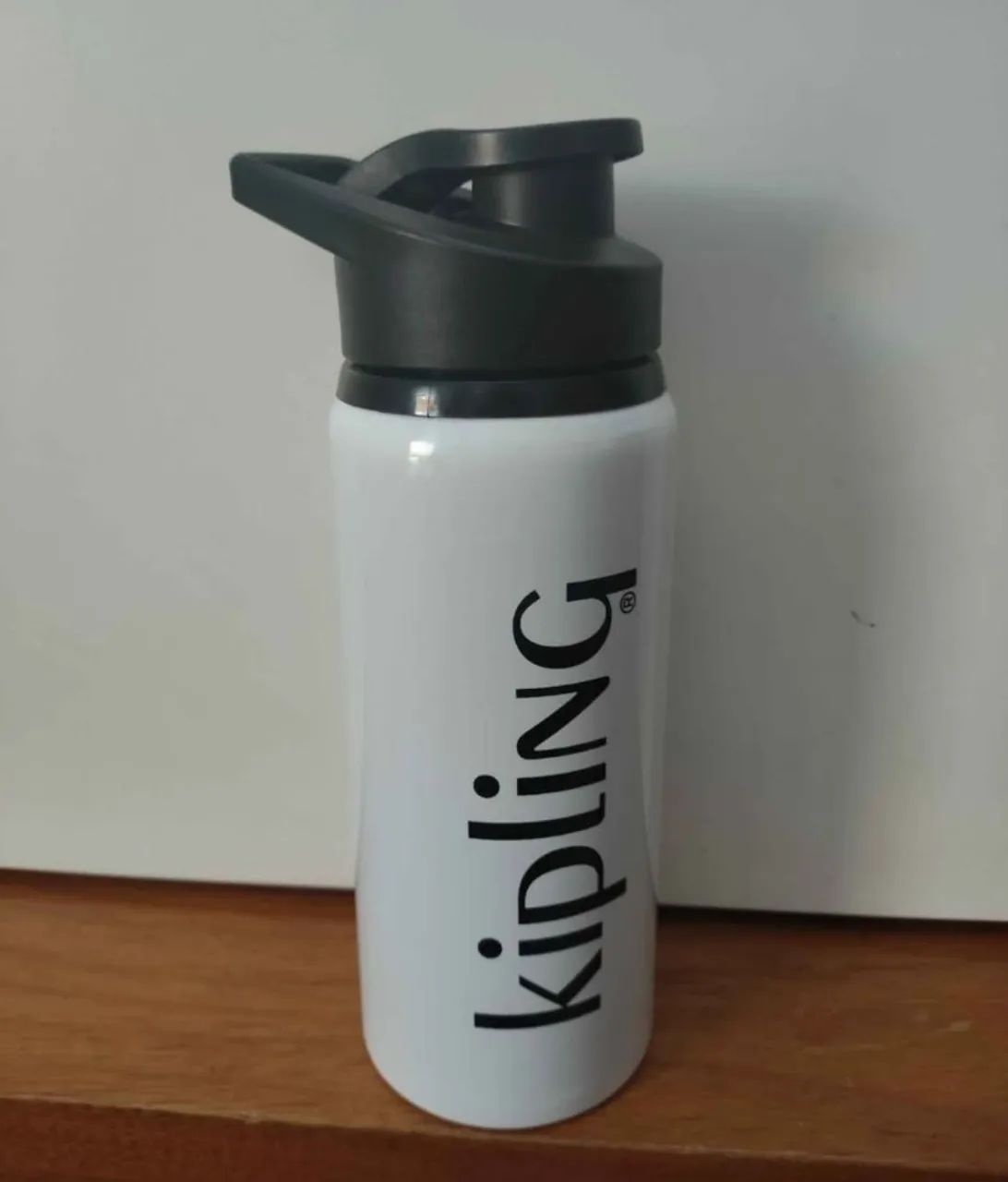 Garrafa de água squeeze com alça da Kipling nova
