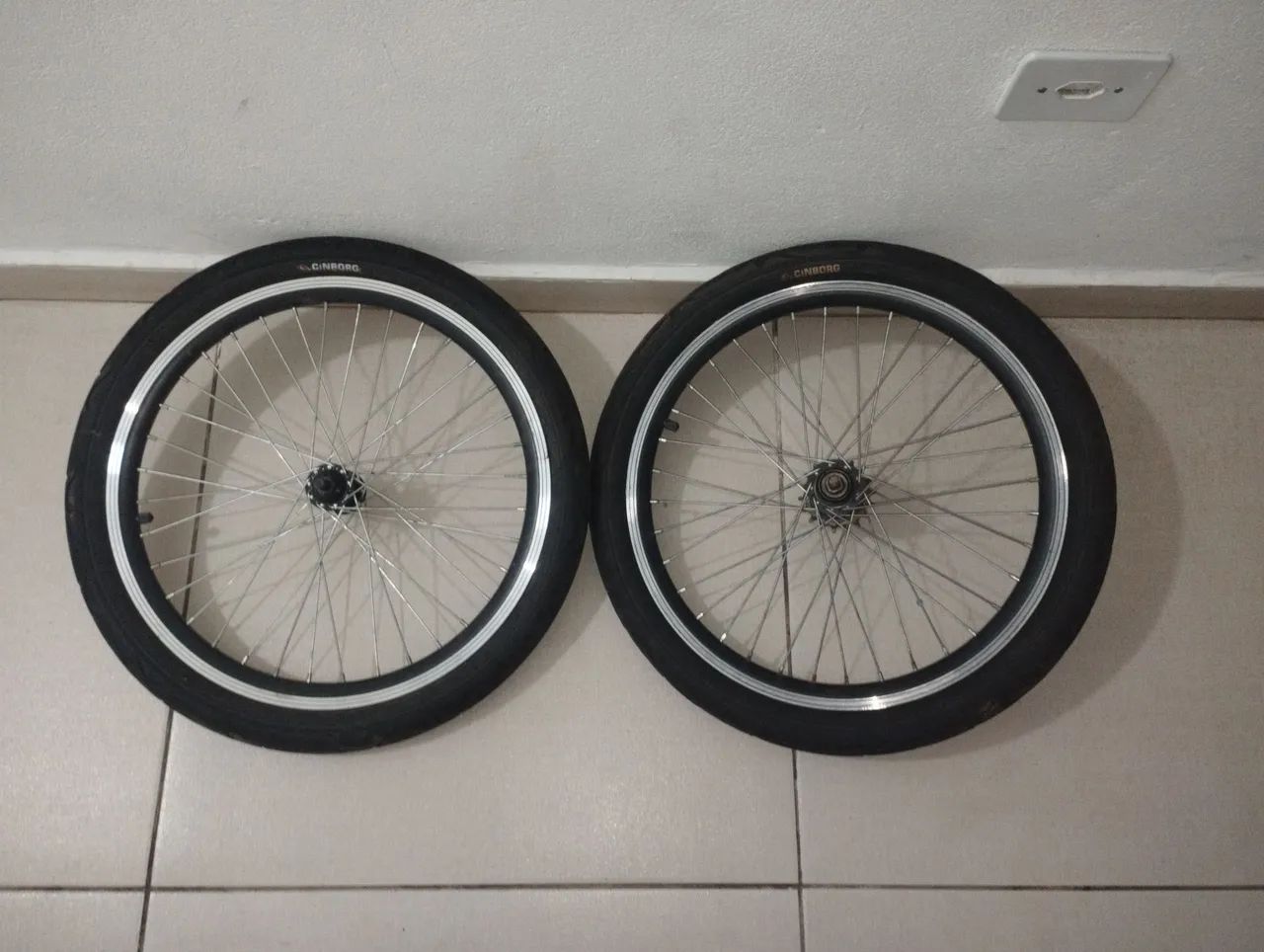 Par de Rodas aro 20 com pneus praieiro 