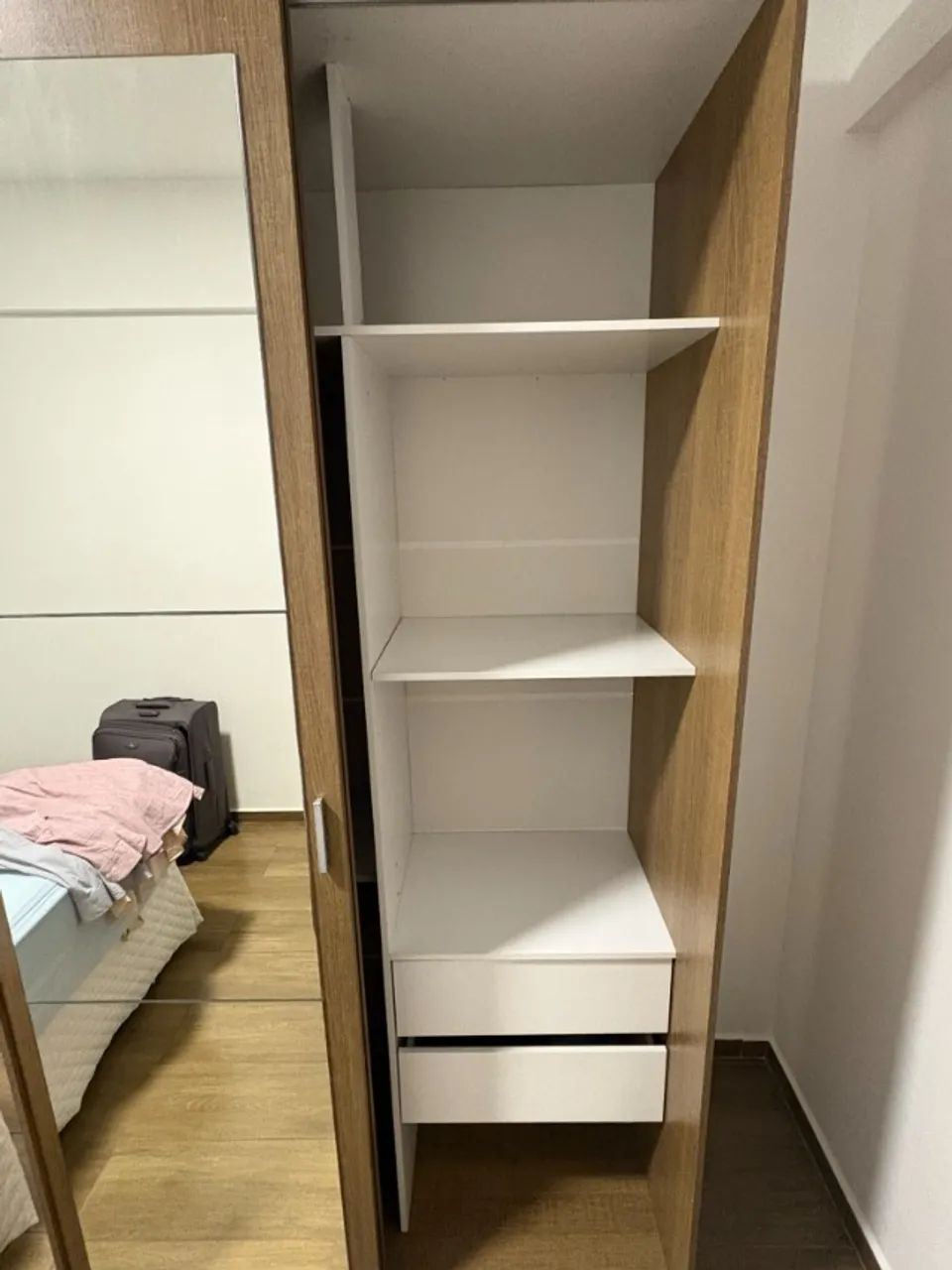 Guarda-roupa com portas de correr e espelho - Foto 4