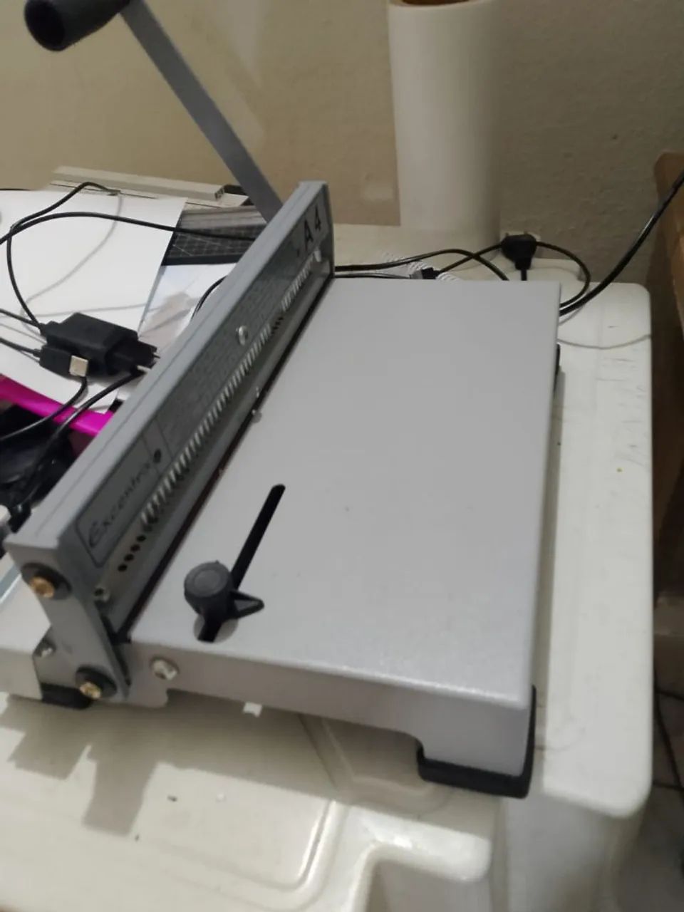 Impressora e encadernadora 