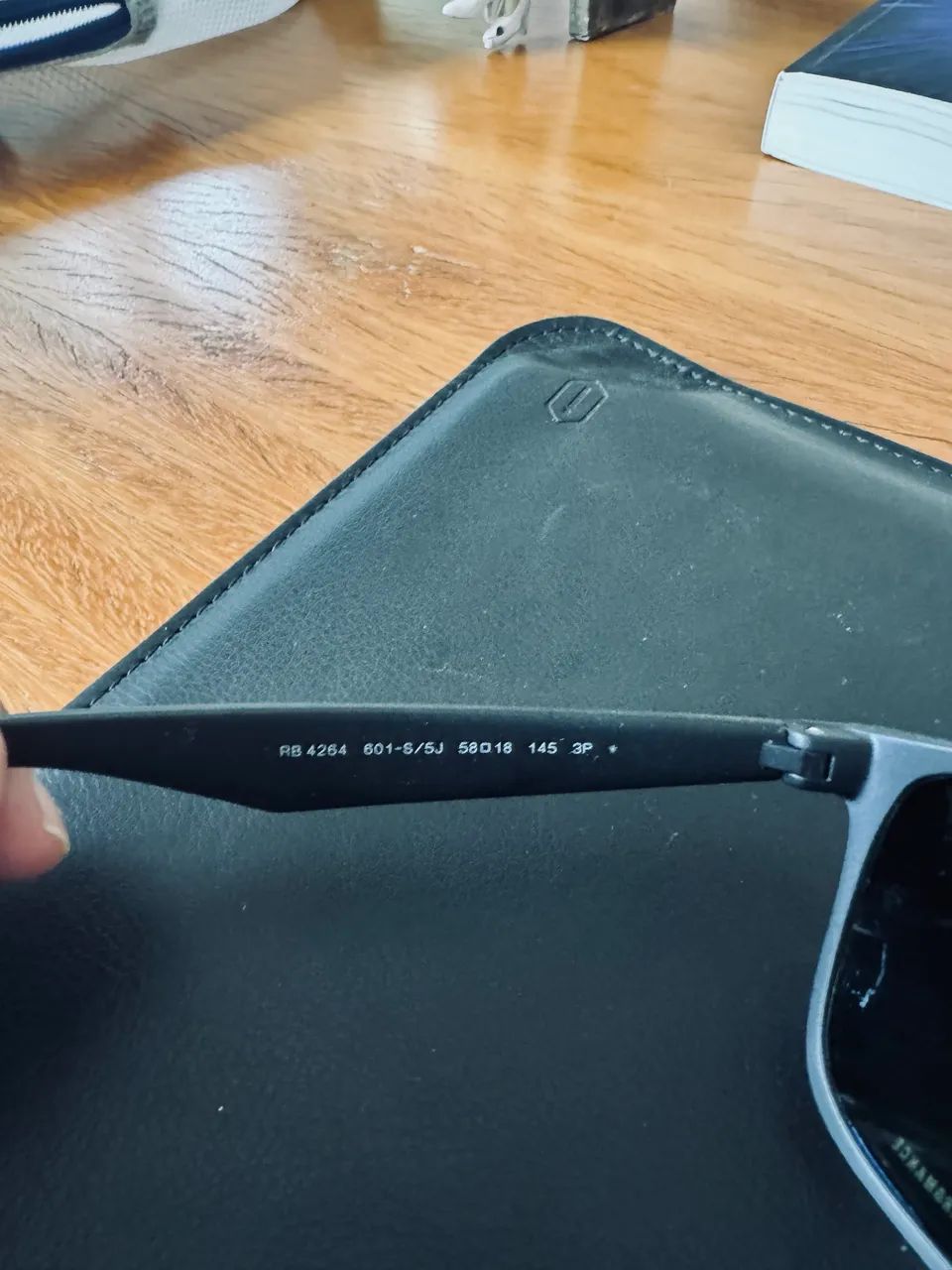 óculos de sol Ray-Ban RB4264 com hastes pretas e lentes polarizadas - Foto 2