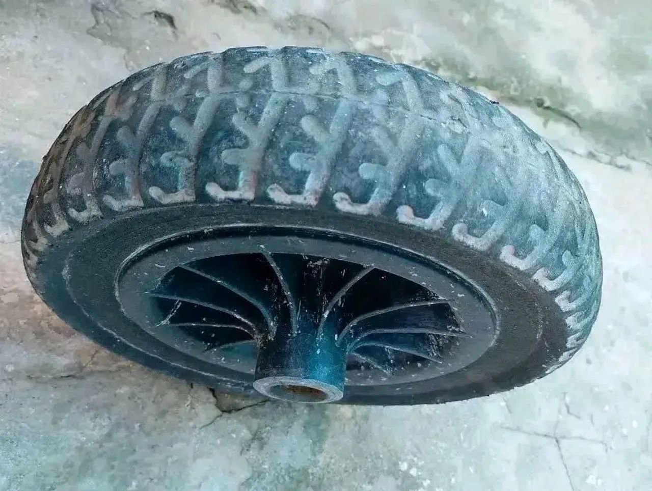 Roda carinho de mão sem câmara sem eixo em boas condições 