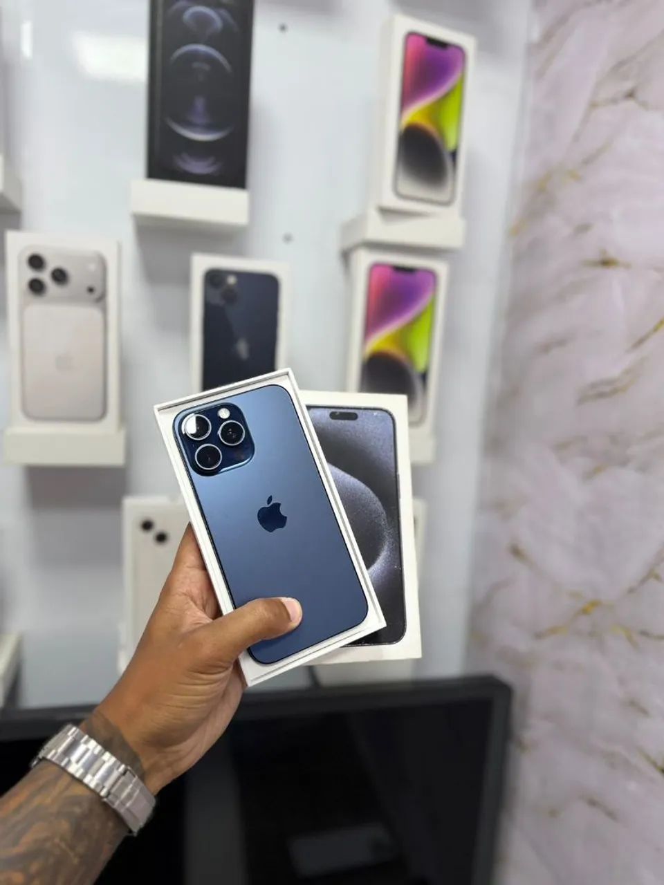 iPhone 15 Pro 256GB SIMフリー iOS26.1 Smartphone Apple iPhone 15 Pro 256GB Black Titanium - Peças para