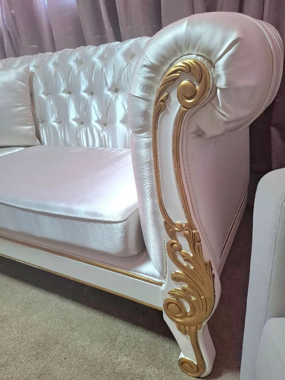 Conjunto de sofá no estilo Luís XV branco com detalhes dourados - Foto 2