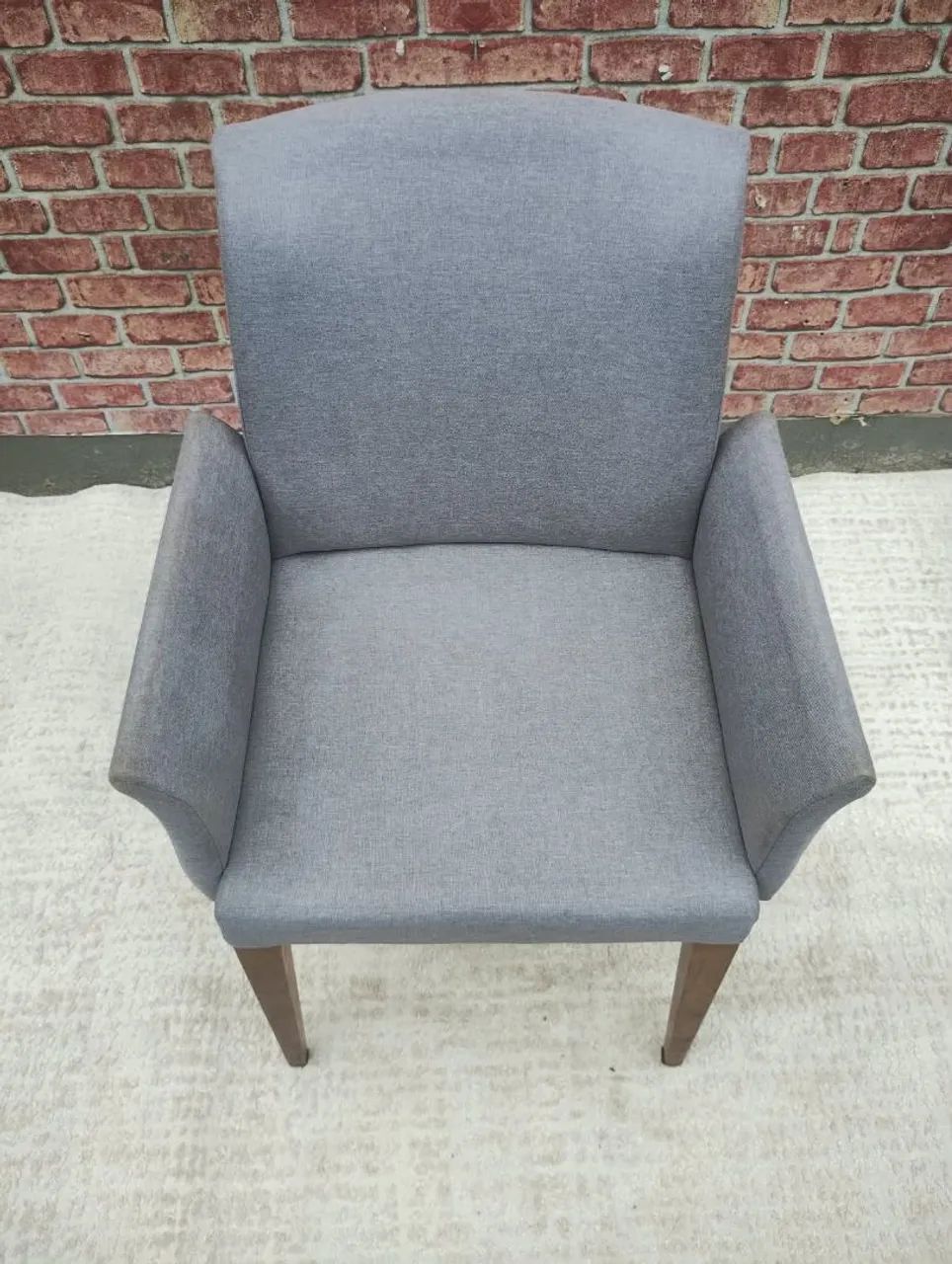 POLTRONA / CADEIRA DE JANTAR ESTOFADA COM BRAÇOS - DESIGN SOFISTICADO - Foto 3
