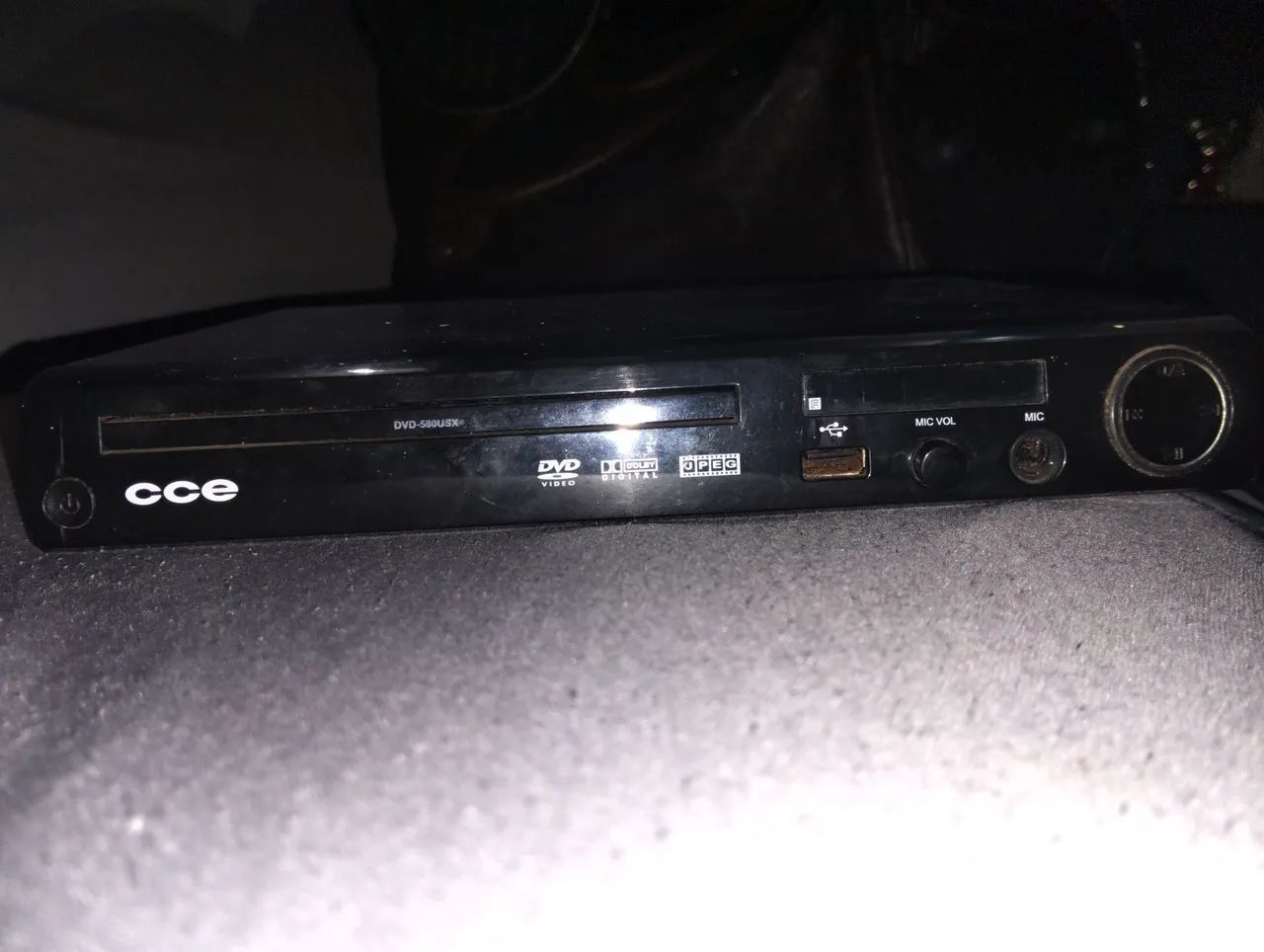 Vende-se DVD player ( CCE) funcionando direitinho, em cima e só passar um pano na sujeira.