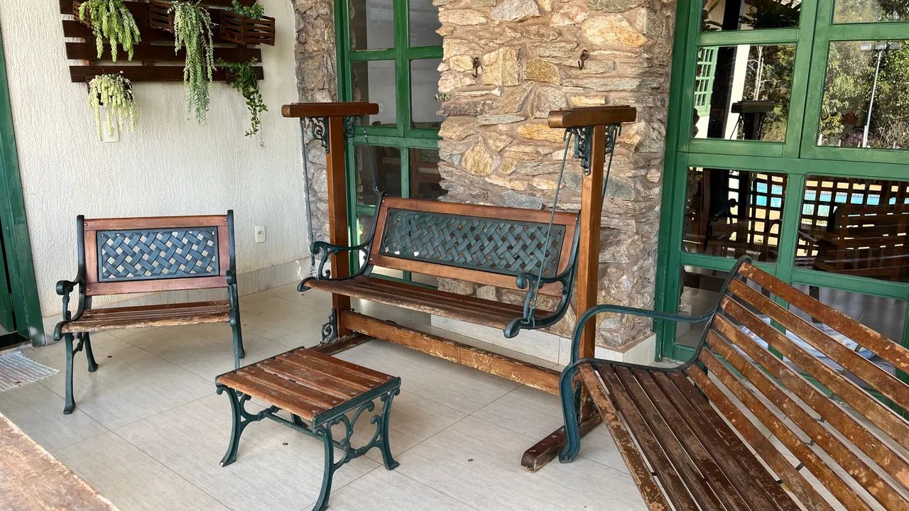 Conjunto de bancos, balanço e mesa de centro