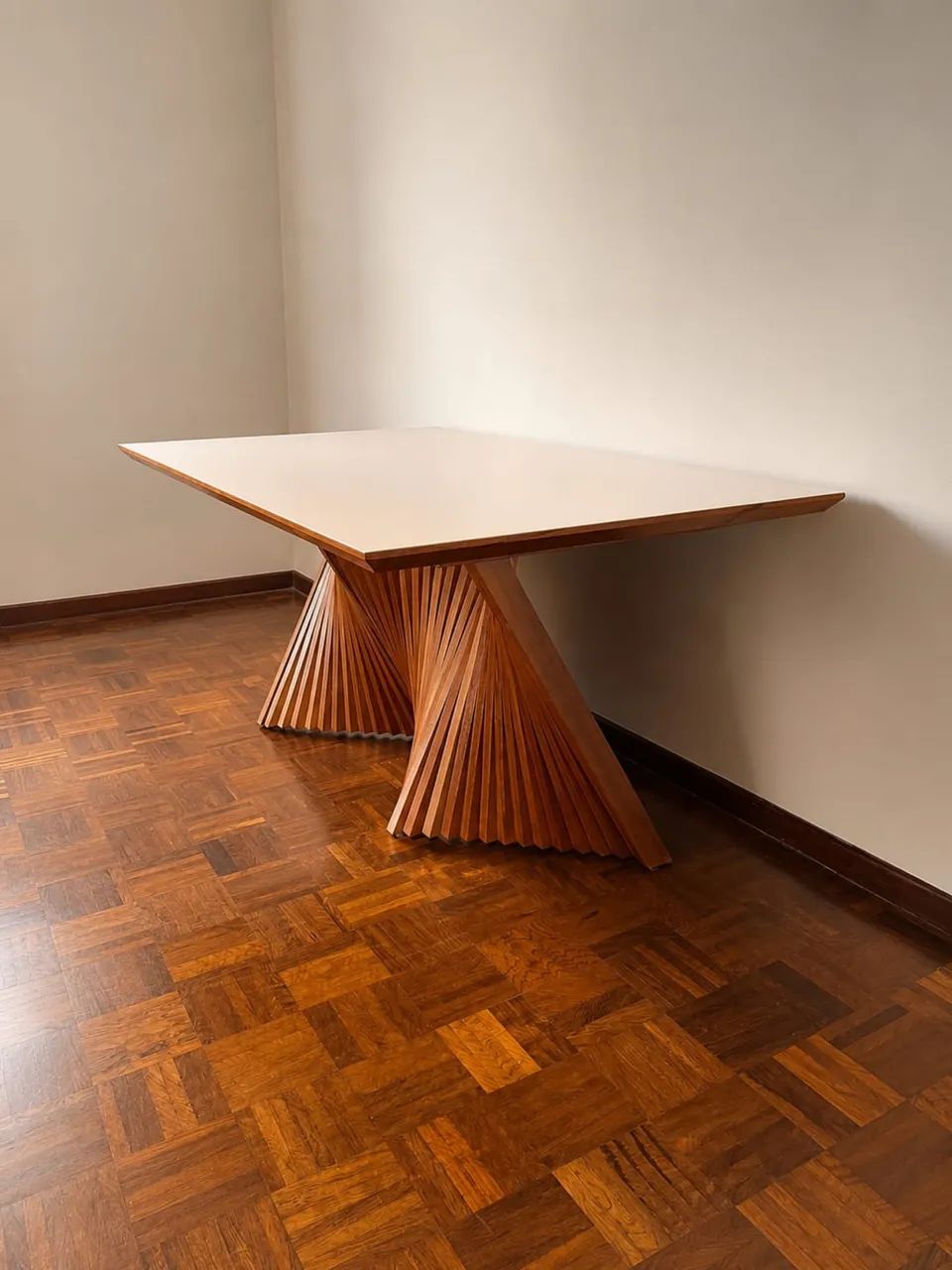 mesa de jantar moderna com tampo de vidro e base de madeira  excelente estado - Foto 2