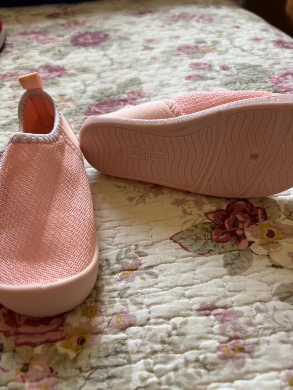  tênis de bebê antiderrapante rosa da marca Domyos, disponível na Decathlon