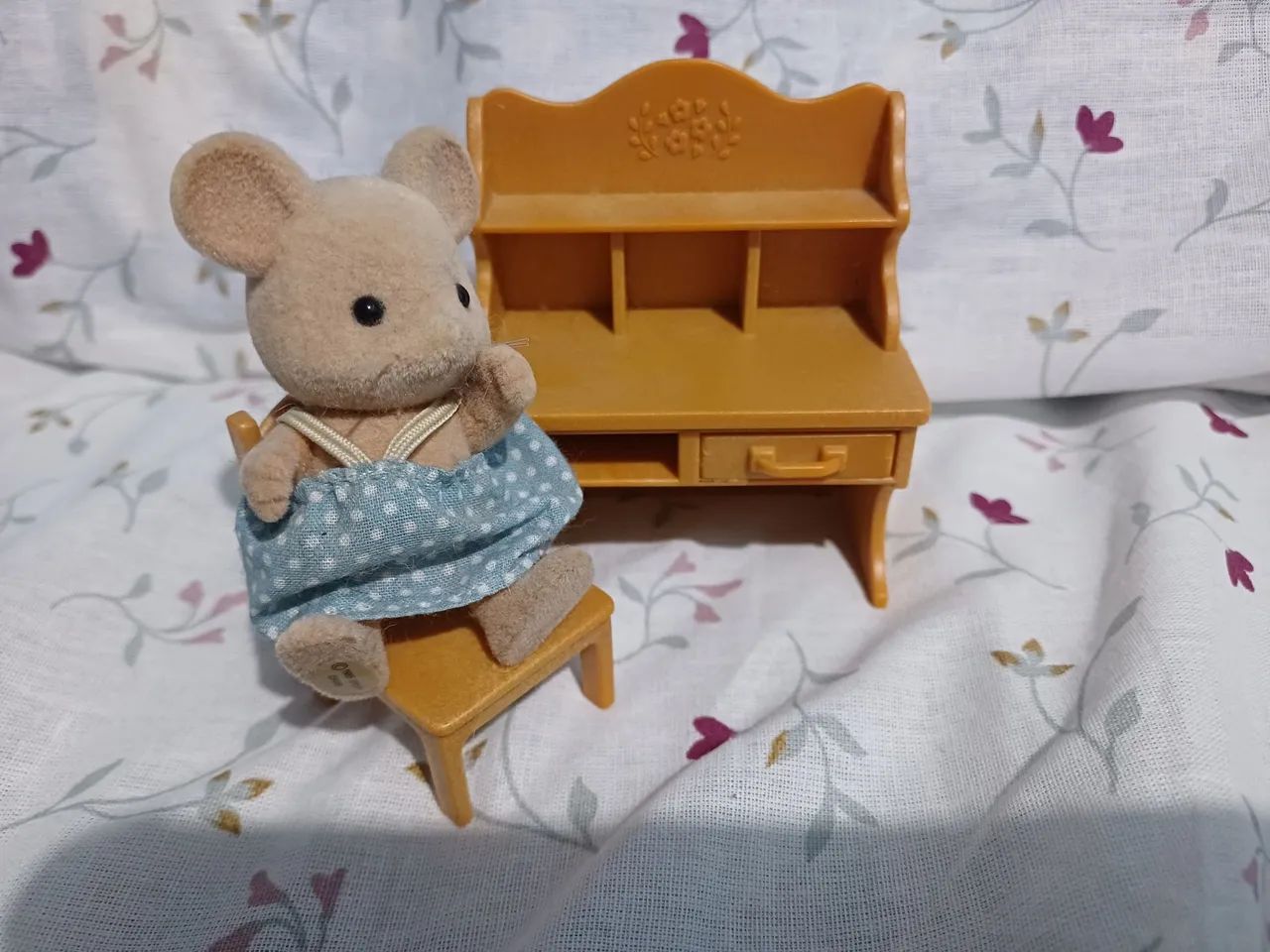 Conjunto irmã rato com escrivaninha Sylvanian Families.