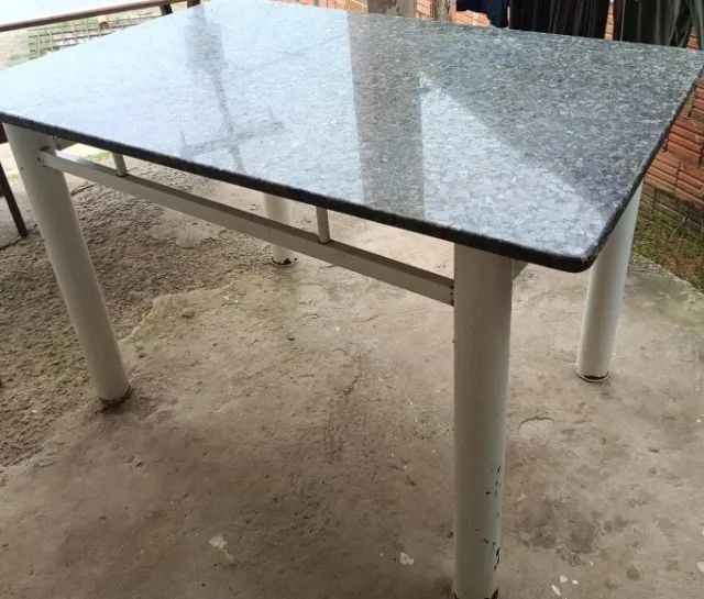 MESA ELEGANTE COM TAMPO EM MARMORE E BASE EM FERRO - Foto 2