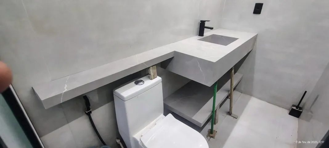 Bancada de porcelanato com prateleira 