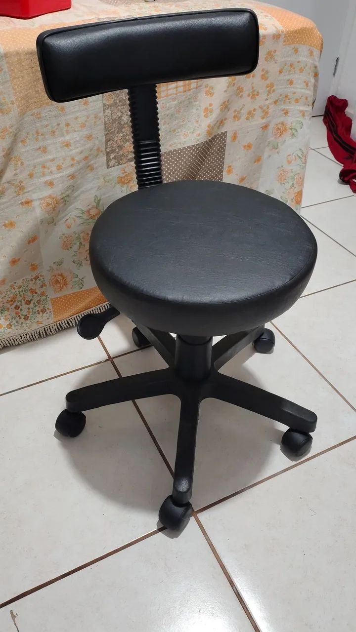 Height-adjustable stool.