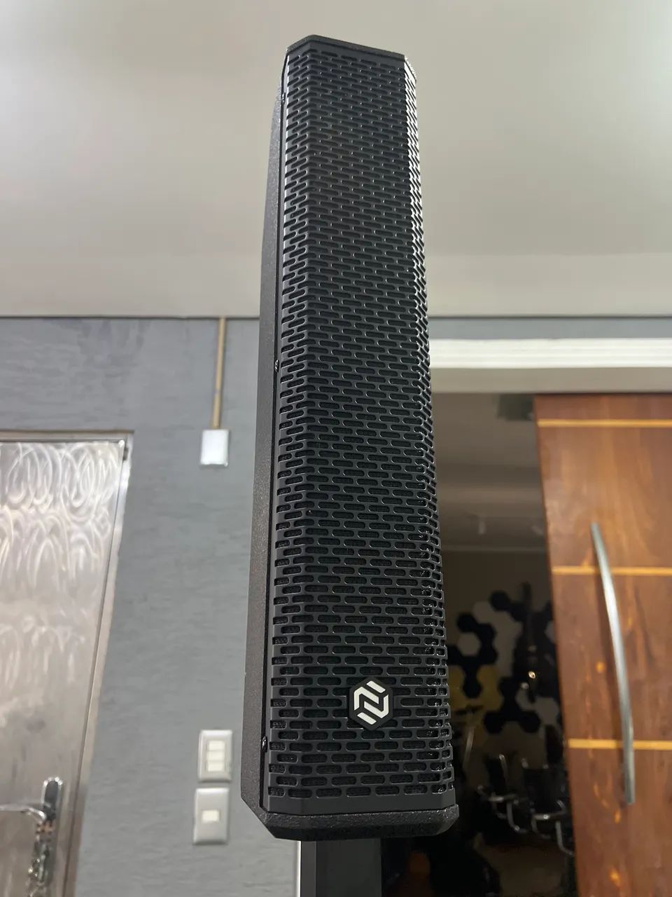 Caixa de Som Torre Line Array Nuoma NM-ZY802 400W + 2 Microfones Sem Fio - Foto 3