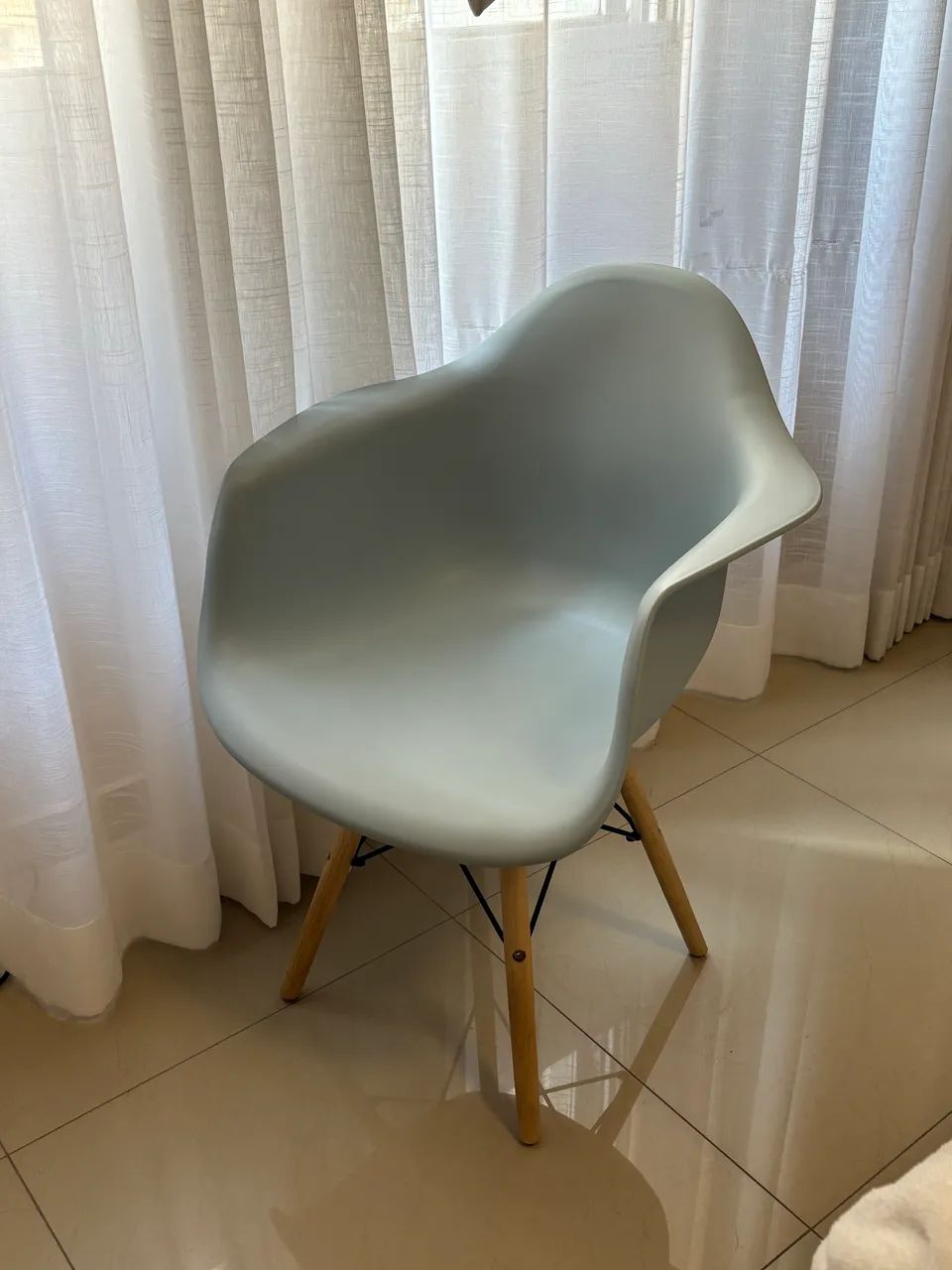 Cadeira Charles Eames Arm Base Madeira 