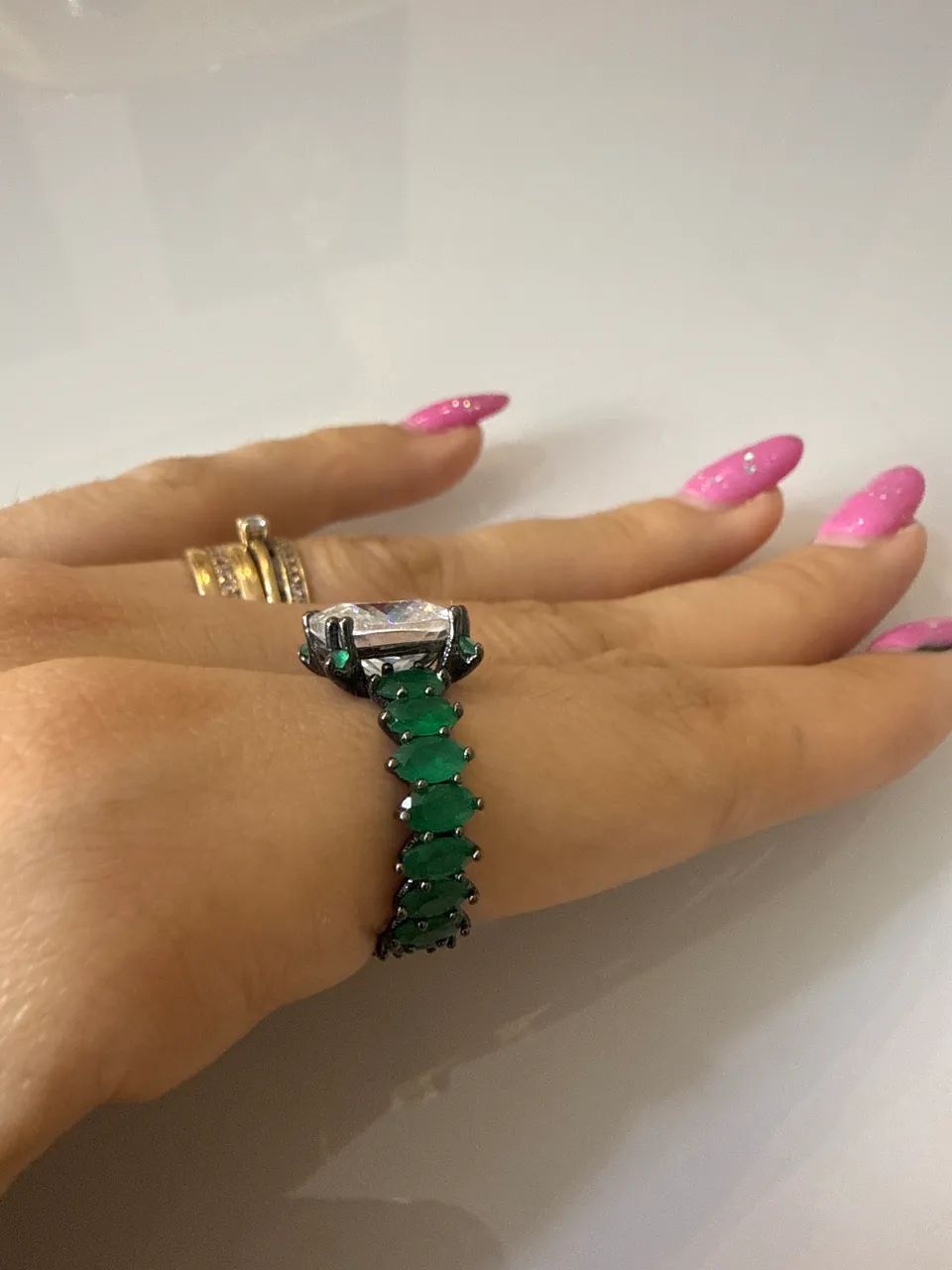 Anel verde com pedra grande e pedras menores (no ródio) - Foto 4