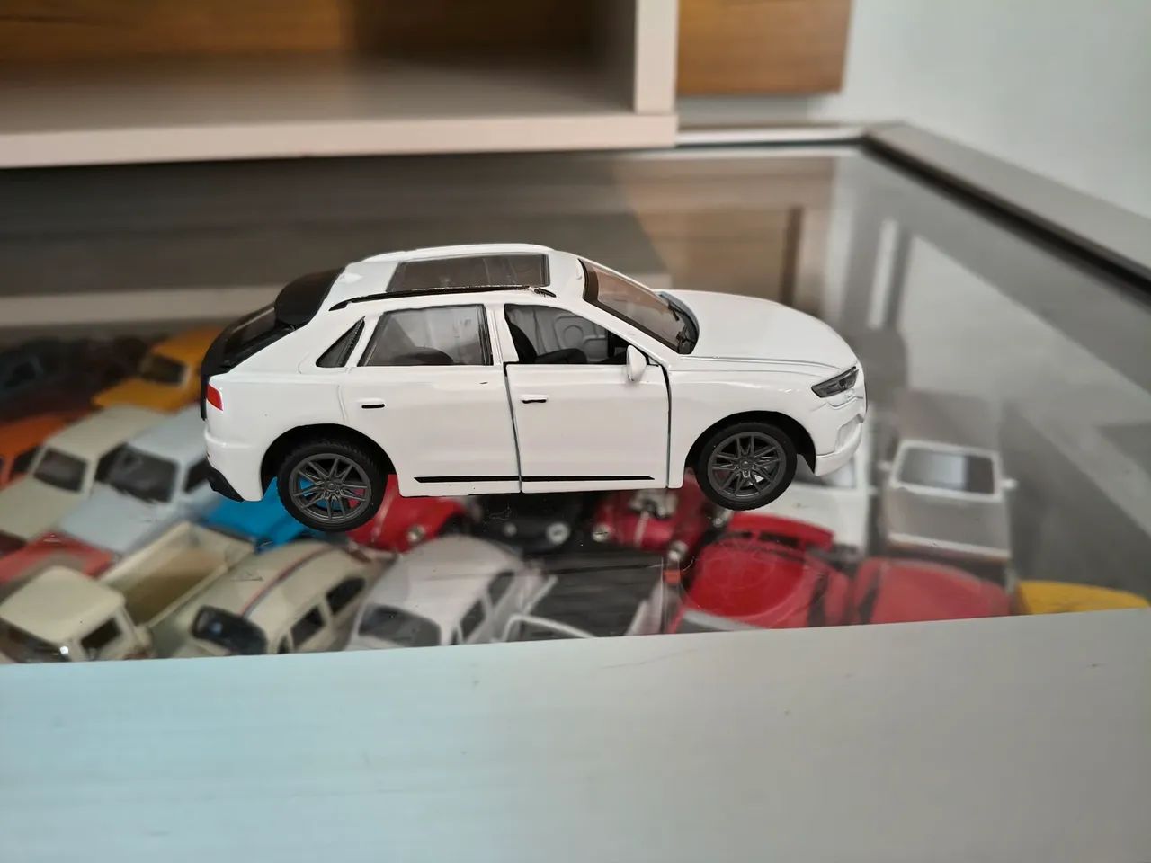 Miniatura Audi Q8 Branco - Foto 4