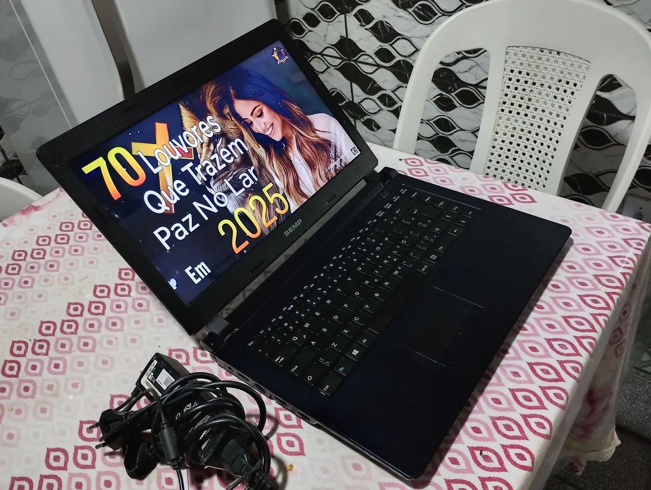 Notebook com SSD 4gb ram bateria boa tá novinho 