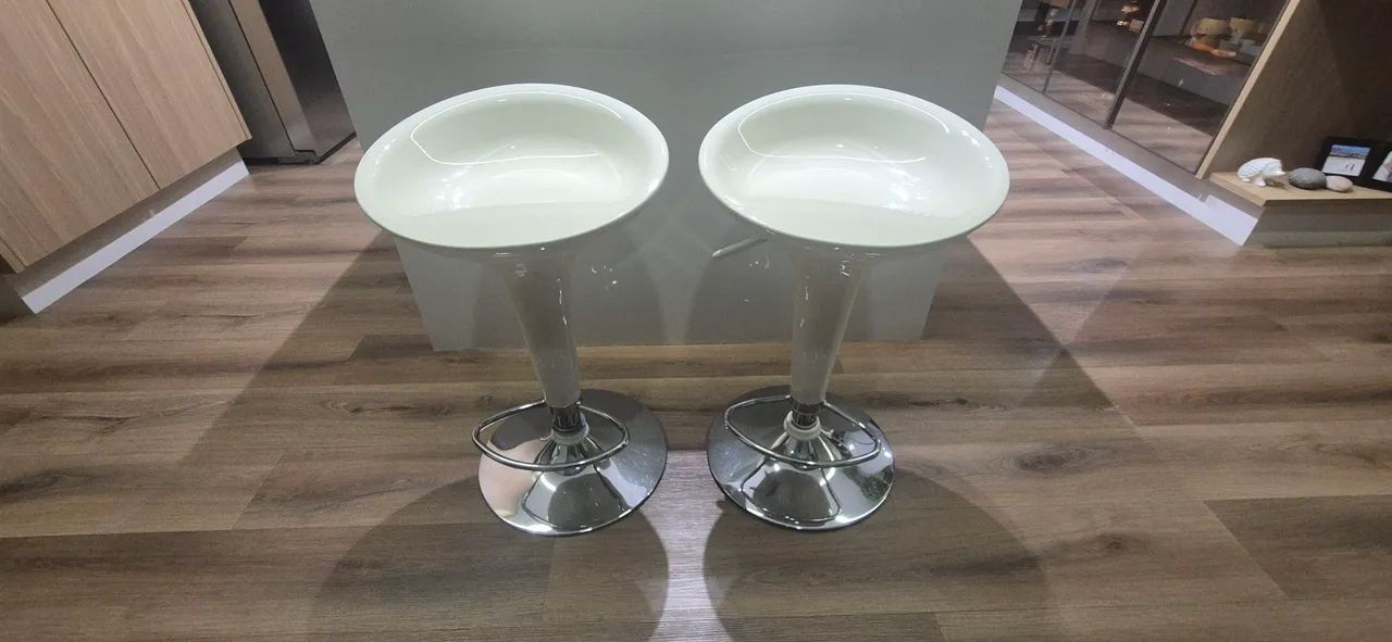 2 Banquetas brancas