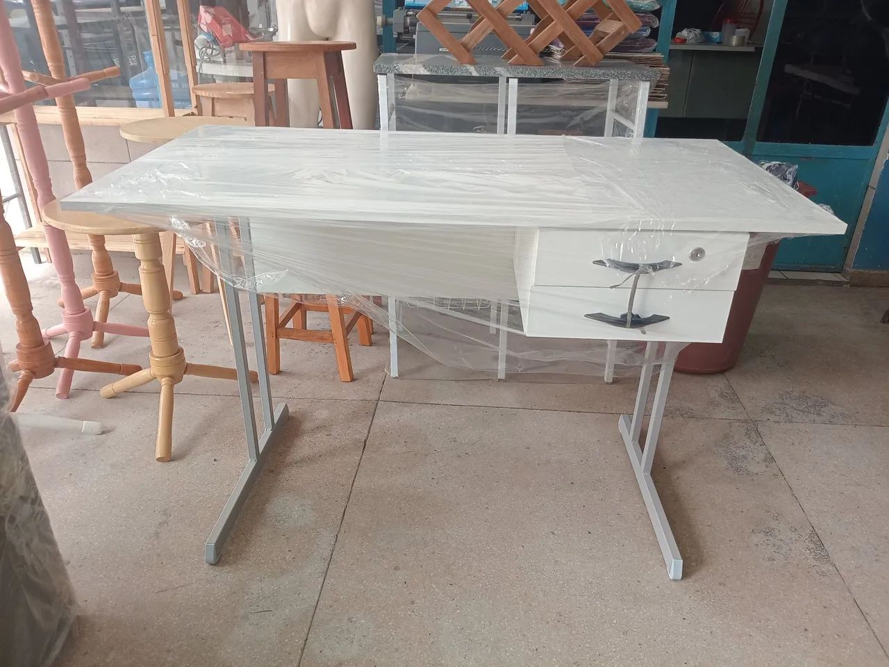 Mesa escritório nova com 2 gavetas 1 com chave