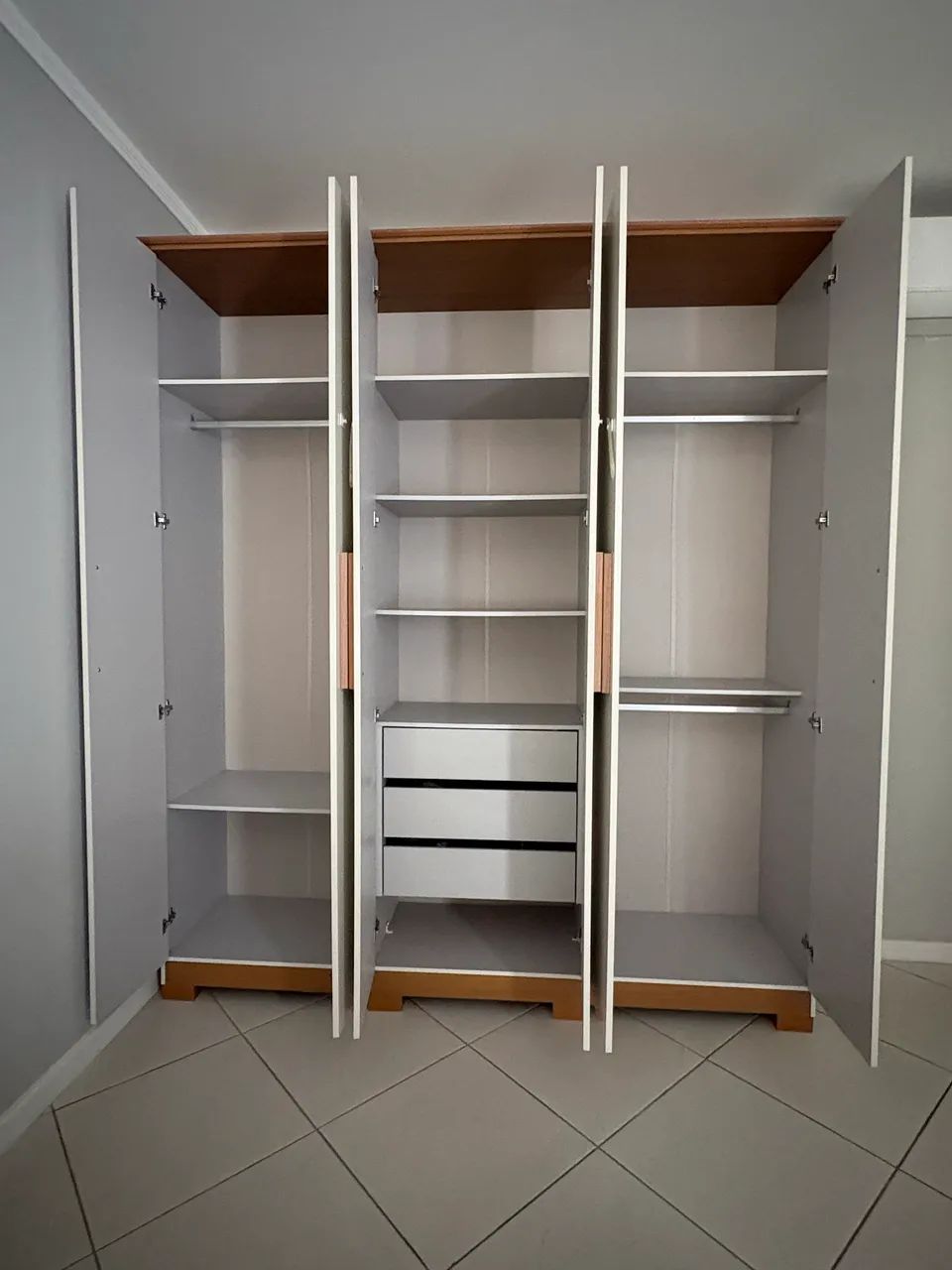 Guarda-roupa MDP 6 portas - Foto 2